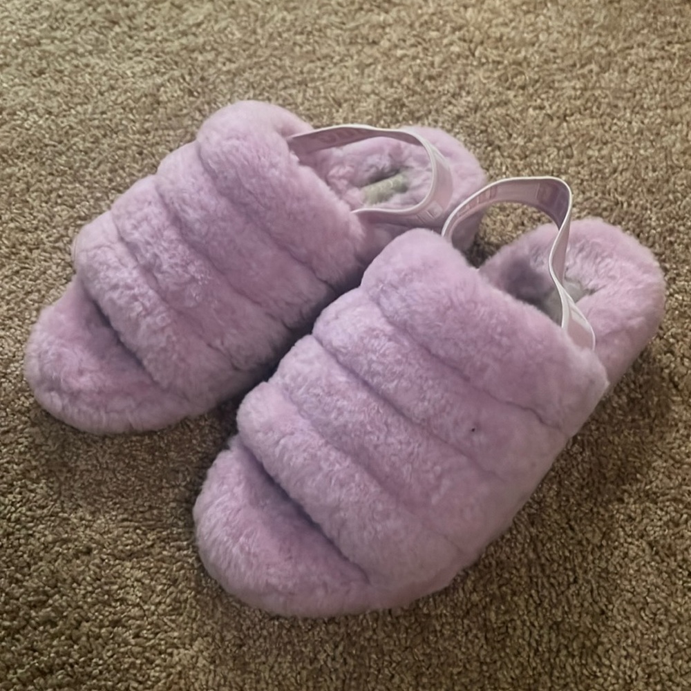 Lilac/baby pink colored UGG’s. Worn about 4 times. Amazing condition.